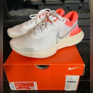 Nike women's Zoomx Invincible Run flyknit, Size 8.5, NIB.